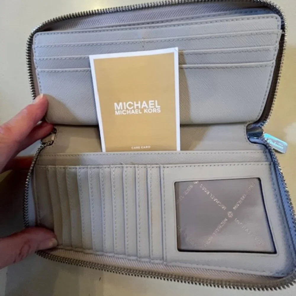 MICHAEL KORS | MK Signature Jet Set Zip Around Carryall Wallet-EUC